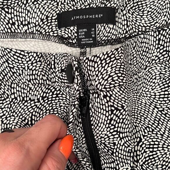 Atmosphere Women's Black And White Abstract Slim Fit Stretch Trouser - Picture 5 of 5